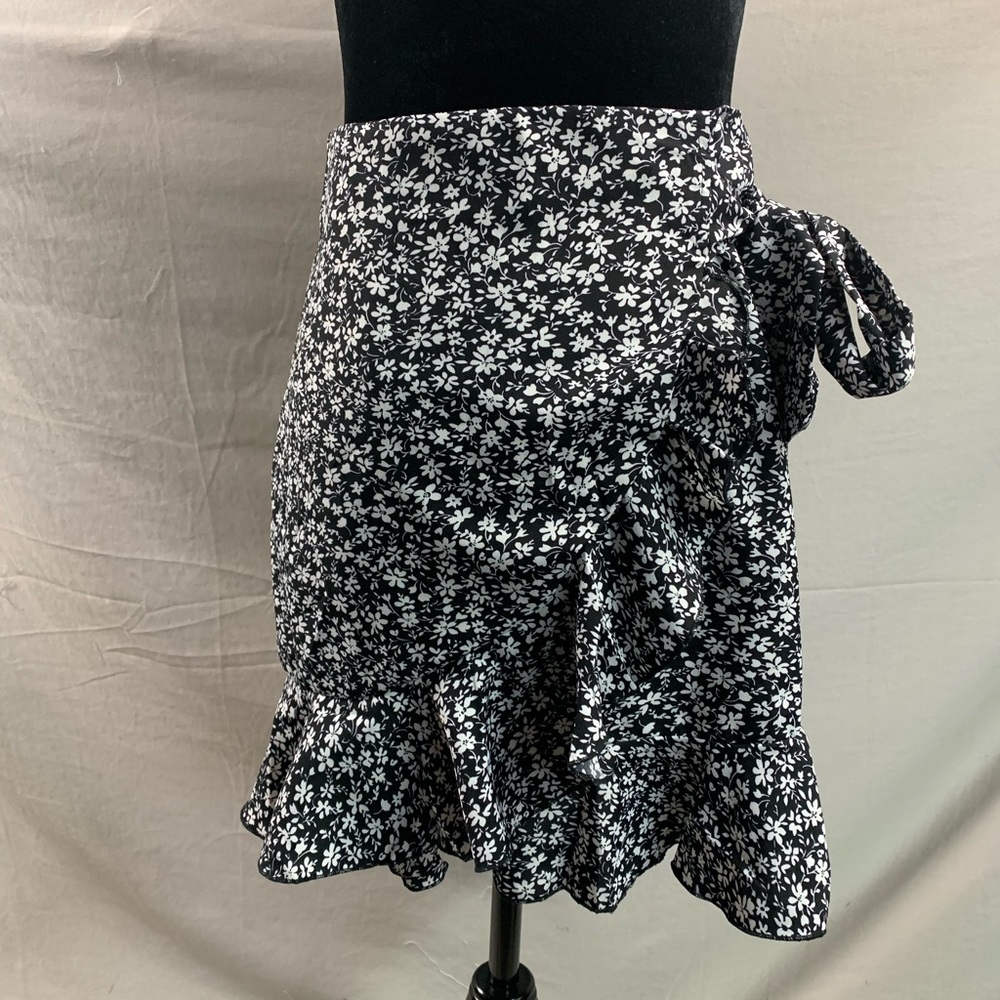 Ditsy Floral Ruffle Trim Knot Side Skirt - Picture 7 of 8